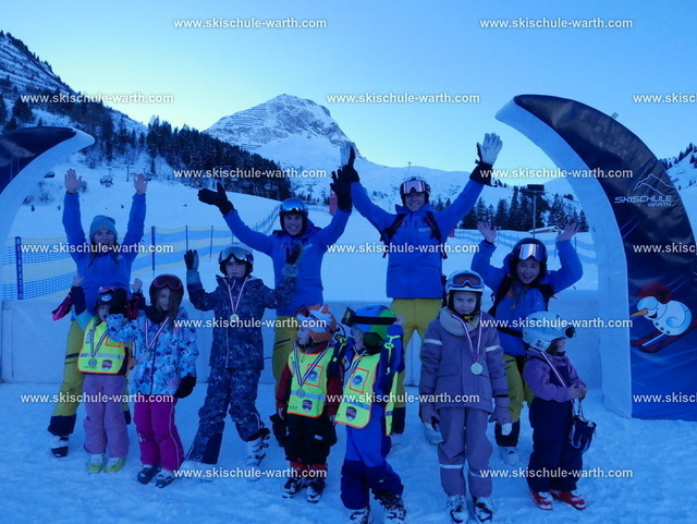 Gruppe Julius_ Kyra_ Sophie_ Freddie | Photos von der Skischule Warth - Realisiert mit Pictrs.com