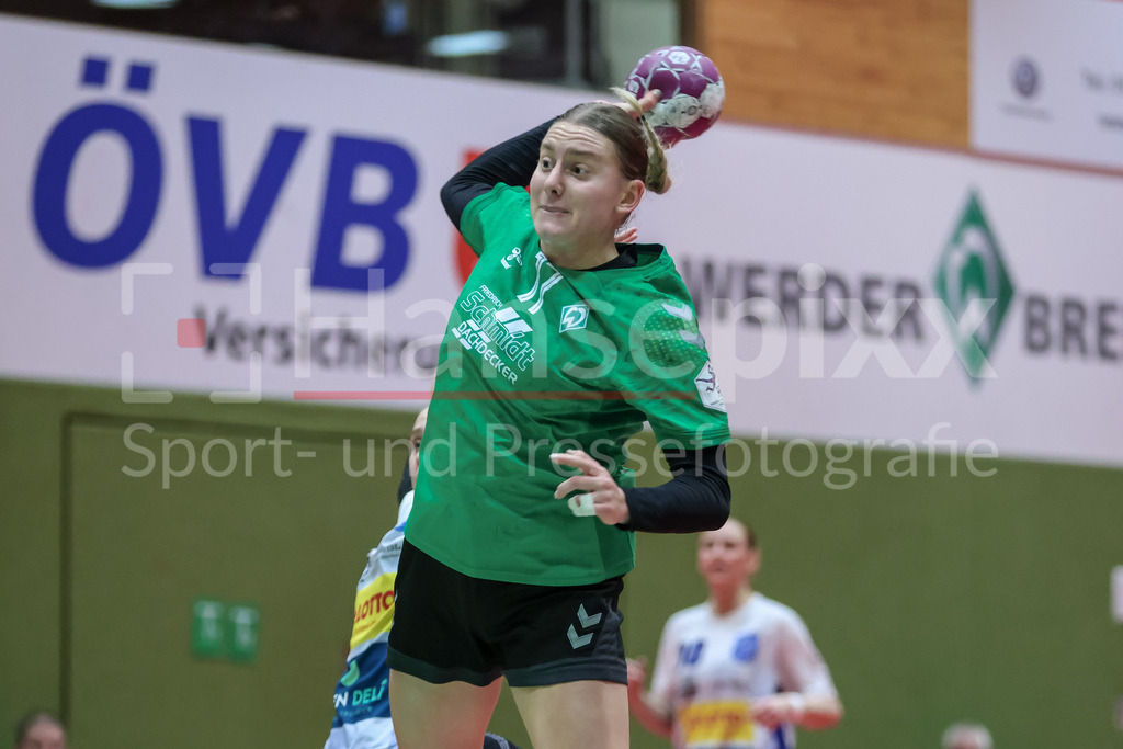 Handball, 2. Bundesliga Frauen, SV Werder Bremen - TSG 1846 Mainz-Bretzenheim | v.li.: Meike Becker (SV Werder Bremen, 17) beim Wurf, am Ball, Spielszene, Aktion, Action