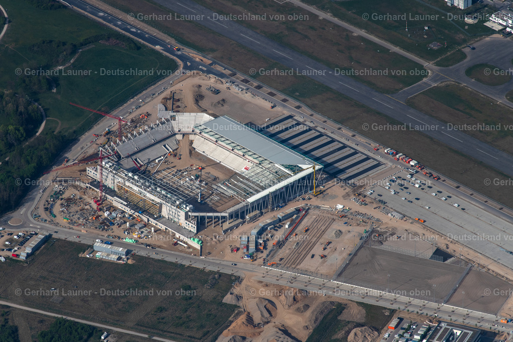 4023800 | FREIBURG IM BREISGAU 15.04.2020 Neubau- Baustelle am Sportstätten-Gelände des Stadion " SC-Stadion " der Stadion Freiburg Objektträger GmbH &amp; Co. KG (SFG) im Ortsteil Brühl in Freiburg im Breisgau im Bundesland Baden-Württemberg, Deutschland. Weiterführende Informationen bei: HPP Architekten GmbH,  Hans Rinninger u. Sohn GmbH u. Co. KG,  Knippers Helbig GmbH,  Köster GmbH,  Sport-Club Freiburg e.V.,  club L94 landschaftsarchitekten GmbH. // Construction site on the sports ground of the stadium " SC-Stadion " of Stadion Freiburg Objekttraeger GmbH &amp; Co. KG (SFG) in the district Bruehl in Freiburg im Breisgau in the state Baden-Wuerttemberg, Germany. The new stadium is next to the airport EDTF. Further information at: HPP Architekten GmbH,  Hans Rinninger u. Sohn GmbH u. Co. KG,  Knippers Helbig GmbH,  Koester GmbH,  Sport-Club Freiburg e.V.,  club L94 landschaftsarchitekten GmbH. Foto: Gerhard Launer