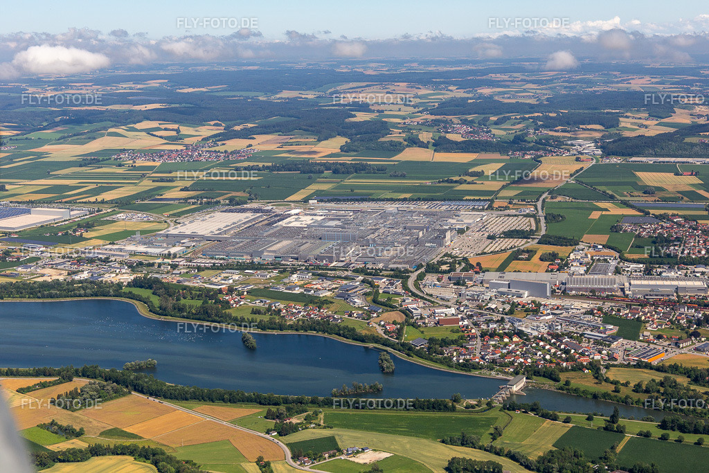 BMW-Werk 2.40 https://www.bmwgroup-werke.com | Luftbild: BMW-Werk 2.40 https://www.bmwgroup-werke.com im Ortsteil Höfen in Dingolfing im Bundesland Bayern in Deutschland. Foto: IMG_132772.jpg vom 02.07.2022 durch ©2025 Werner Riehm fly-foto.de/copyright - Realisiert mit Pictrs.com