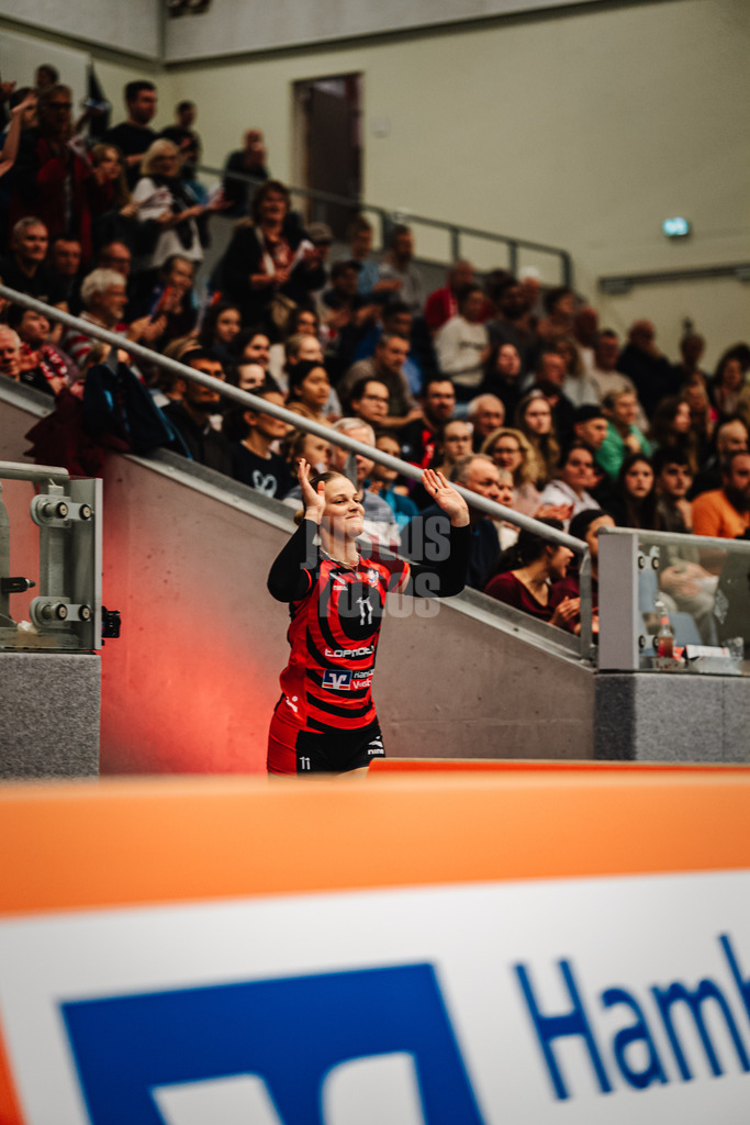 Volleyball | Frauen | Saison 2025/2026 | Volleyball Bundesliga | ETV Hamburger Volksbank Volleys vs. Dresdner SC | 15.11.2025 | Svea Frobel (#11, ETV Hamburger Volksbank Volleys) läuft in die Arena ein