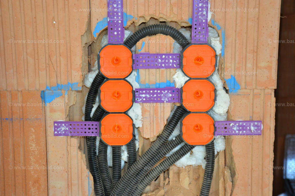 bib-lg17-elektroinstallation-0144 | Nach LV-Leistungsgruppen sortierte Detailfotos über den Bau eines Hauses. Alle Hausbau-Bilder direkt vom Urheber und Autor der Website Haus-Selber-Bauen.com