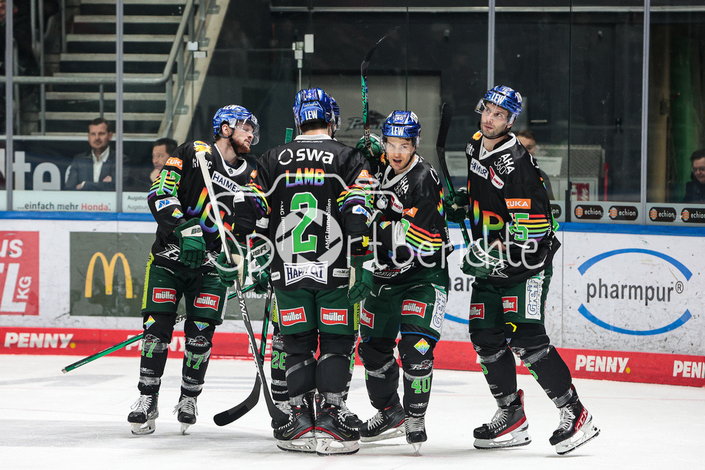 Augsburger Panther - Bietigheim Steelers | Freude der Panther nach dem Tor zum 5-0 durch Sebastian WAENNSTROEM (AEV #40) / Sebastian WÄNNSTRÖM