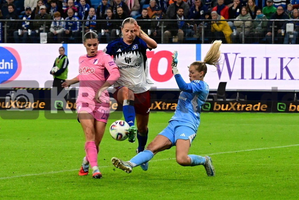 KBS Picture_HSV-Hoffenheim_Frauen_010 | v.l. Cerci Selina (TSG Hoffenheim Frauen) , Raecke Nina (HSV Frauen) , Schuldt Inga (HSV Frauen) ,Sportplatz :  Volksparkstadion, - Realisiert mit Pictrs.com