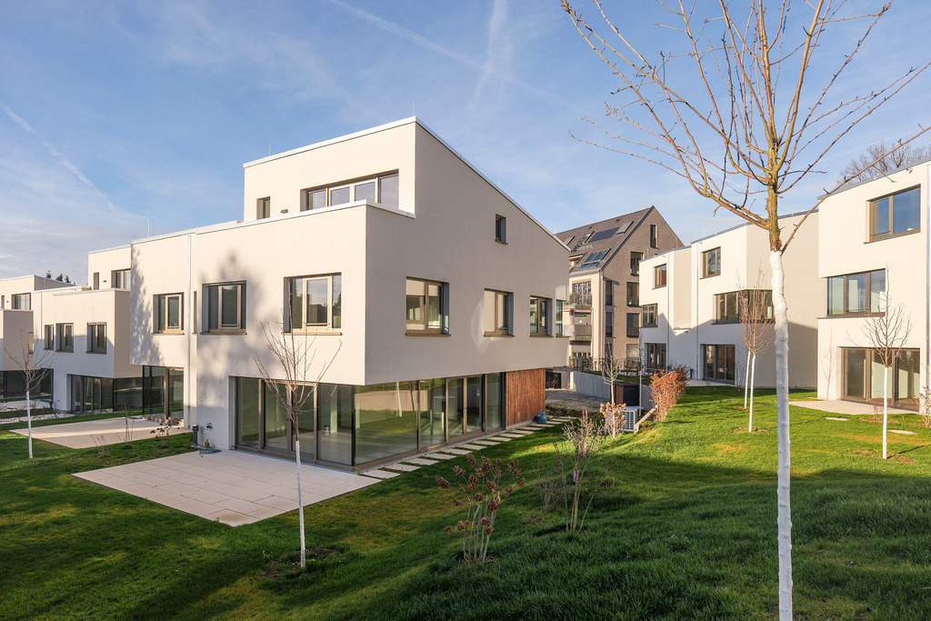 Bulachweg | Leonberg Warmbronn - Am Ortsrand von Leonberg-Warmbronn, im Bulachweg, entstand ein städtebauliches Ensemble mit Quartierscharakter und in nachhaltiger Holzbauweise. Das wurde ganz aktuell mit dem German Design Award ausgezeichnet. Bei einem Rundgang klärt einer der Investoren hoffentlich auch darüber auf, warum die sechs  bezugsfertigen Doppelhäuser seit vielen Wochen leer stehen. - Realisiert mit Pictrs.com