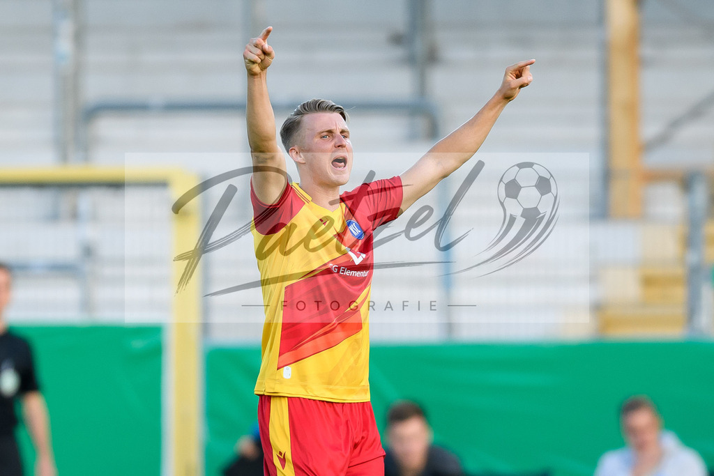 LOTKSC20210809_230 | Fussball, Herren: Marco Thiede (Karlsruher SC) gestikuliert beim Spiel der 1. Runde im DFB-Pokal zwischen SF Lotte und Karlsruher SC im Stadion am Lotter Kreuz am 09.08.2021 in Lotte, Deutschland.DFB / DFL REGULATIONS PROHIBIT ANY USE OF PHOTOGRAPHS AS IMAGE SEQUENCES AND/OR QUASI-VIDEO. - Realisiert mit Pictrs.com