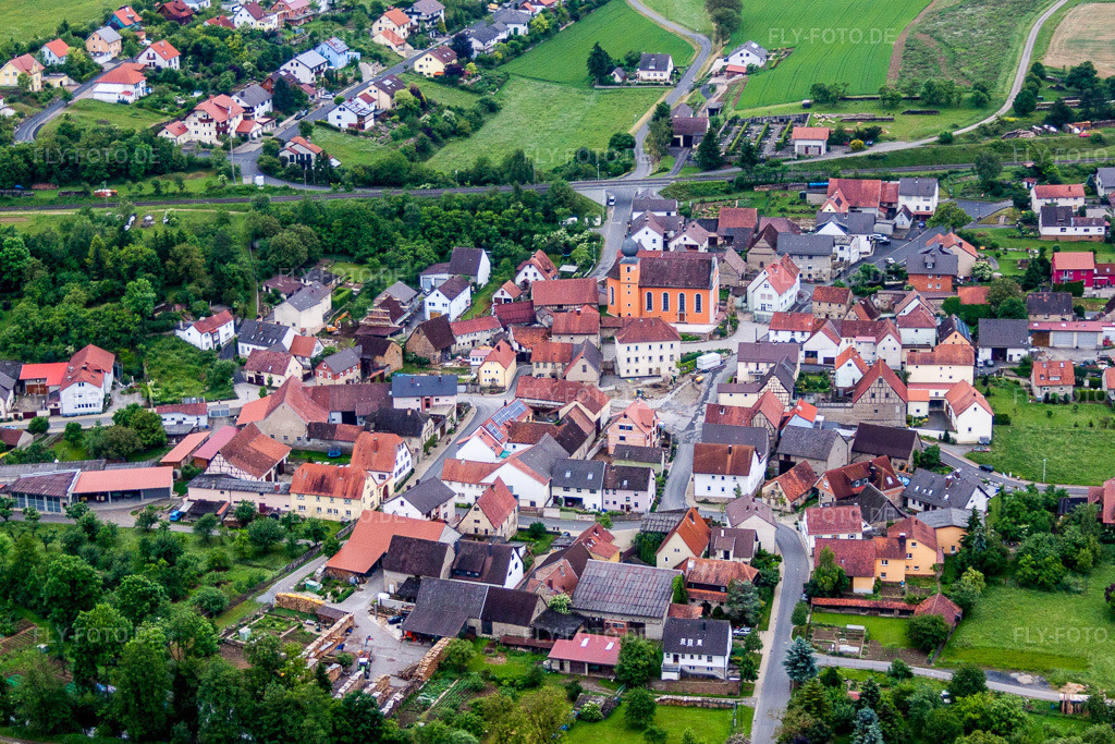 Luftbild: Dorf - Ansicht im Ortsteil Reuchelheim in Arnstein im Bundesland Bayern in Deutschland. Foto: IMG_66064.jpg vom 30.05.2014 durch Werner Riehm/FLY-FOTO.de