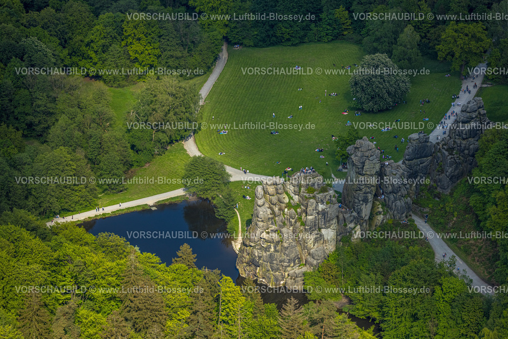 Horn-BadMeinberg240505867Externsteine | Luftbild, Externsteine, historische Sehenswürdigkeit im NSG Naturschutzgebiet, markante Felsformation mit Besucher Plattform, Oberer See mit Fluss Wiembecke und  Liegewiese mit Besuchern, umgeben vom Waldgebiet Teutoburger Wald, Holzhausen-Externsteine, Horn-Bad Meinberg, Ostwestfalen, Nordrhein-Westfalen, Deutschland