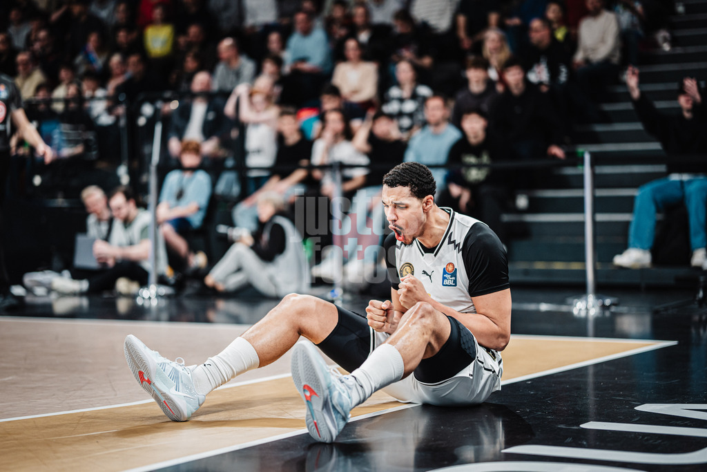 Basketball | Männer | Saison 2024/2025 | easyCredit Basketball Bundesliga | 14. Spieltag | Veolia Towers Hamburg vs. Basketball Löwen Braunschweig | 30.12.2024 | Tre Mitchell (#3, Basketball Löwen Braunschweig) jubelt