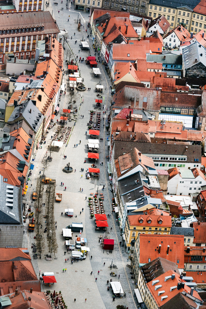 dr__0095171.jpg | BAYREUTH 28.04.2022 Ortskern am Marktplatz an der Maximilianstraße in Bayreuth im Bundesland Bayern, Deutschland. // Center market on street Maximilianstrasse in Bayreuth in the state Bavaria, Germany. Foto: Daniel Reiter