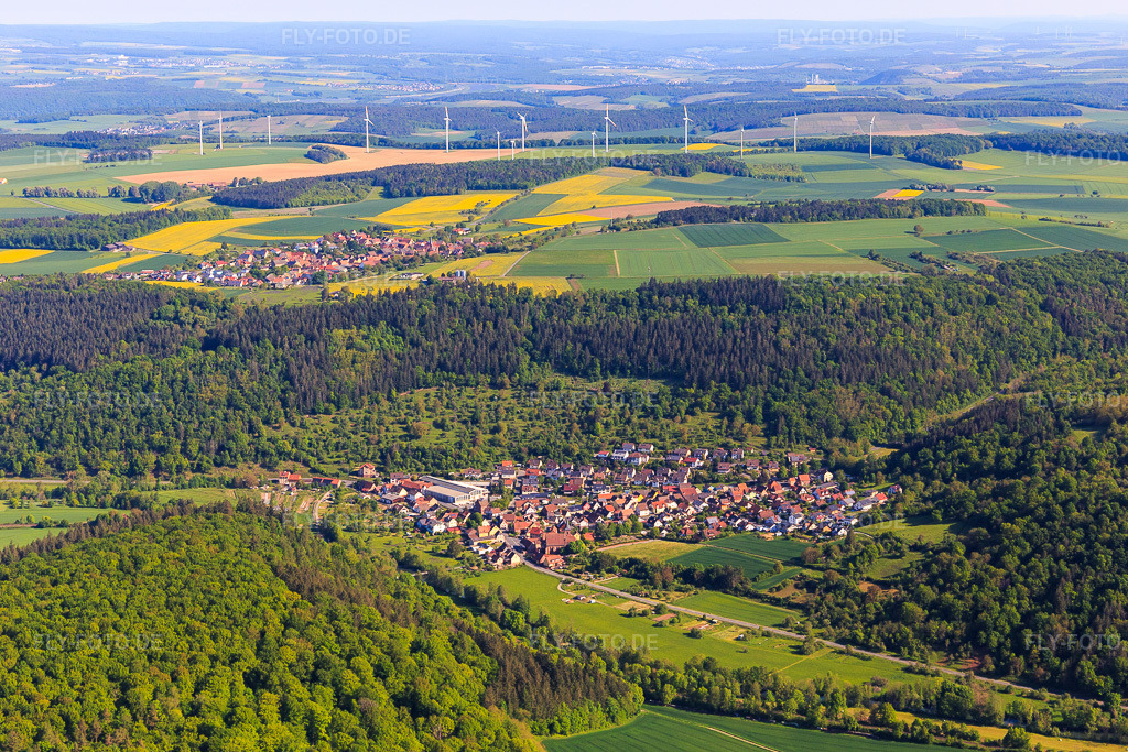 Luftbild: Dorfansicht im Lieblichen Taubertal aus Süden im Ortsteil Niklashausen in Werbach im Bundesland Baden-Württemberg in Deutschland. Foto: IMG_146570.jpg vom 10.05.2025 durch Werner Riehm/FLY-FOTO.de