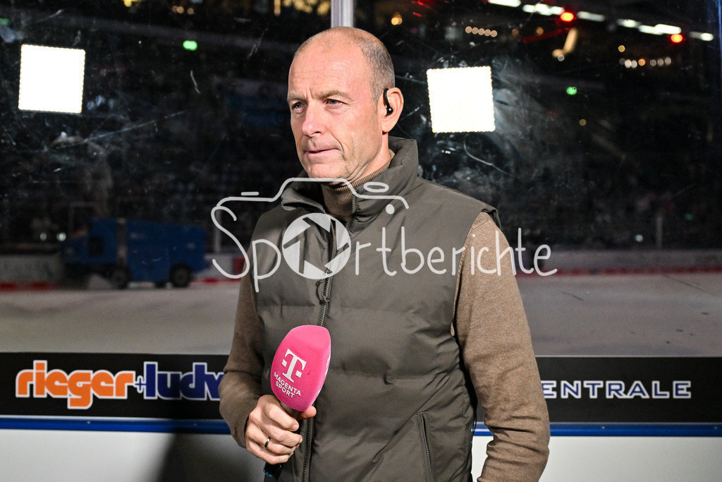 Augsburger Panther - Eisbären Berlin | Im bild FC Augsburg Trainer Jess THORUP beim Interview von Magentasport in der Drittelpause / Freisteller / Einzelfoto / DEL: Augsburger Panther - Eisbaeren Berlin, Curt Frenzel Stadion am 31.10.2024