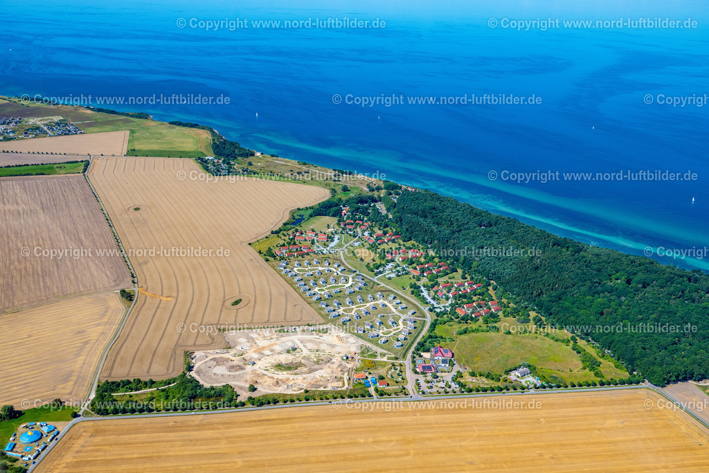 Nonnewitz_Bakenberg_Rügen_ELS_8166100822 | DRANSKE 10.08.2022 Ferienhaus- Anlage des Ferienparks Feriendorf am Bakenberg und Ferienparadies Rugana im Ortsteil Kreptitz in Dranske an der Ostseeküste auf der Insel Rügen im Bundesland Mecklenburg-Vorpommern, Deutschland. Weiterführende Informationen bei: Feriendorf Rugana GmbH,  Reetland Vermietungsgesellschaft mbH,  Stölzel Ferienwohnungen Iven Stölzel. // Holiday house plant of the park Feriendorf on Bakenberg and Ferienparadies Rugana in the district Kreptitz in Dranske on the island of Ruegen in the state Mecklenburg - Western Pomerania, Germany. Further information at: Feriendorf Rugana GmbH,  Reetland Vermietungsgesellschaft mbH,  Stoelzel Ferienwohnungen Iven Stoelzel. Foto: Martin Elsen