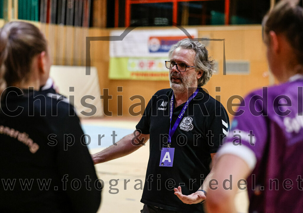 2024-02-03_051_SpVgg_Altenerding_gegen_SpVgg_Erdweg | Erding, Deutschland, 03.02.2024:
Handball, Bezirksoberliga Frauen Altbayern 2023 / 2024, 13. Spieltag, SpVgg Altenerding gegen SpVgg Erdweg, Endergebnis: 25:21

Trainer Andreas Mittermeier (SpVgg Altenerding)

Foto: Christian Riedel / fotografie-riedel.net