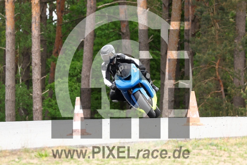 0301-20240511_04582 | Schöne Erinnerungen an spannende Momente - das festzuhalten ist unser Job. PIXELrace.de ist seit 2003 auf den Rennstrecken Europas unterwegs um die Action draußen beim Fahren und die wunderbare Stimmung imm Fahrerlager für euch einzufangen.