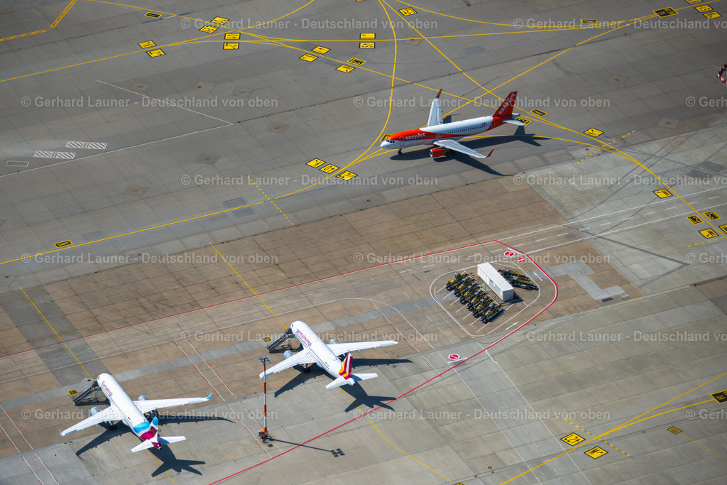 4034324 | FILDERSTADT 22.07.2020 Passagierflugzeug mit der Kennung OE-IJS der Fluggesellschafdt easyJet Europe vom Typ Airbus A320-200 beim Start auf dem Flughafen Stuttgart in Filderstadt im Bundesland Baden-Württemberg, Deutschland. Weiterführende Informationen bei: Flughafen Stuttgart GmbH,  easyJet Airline Company Limited. // Passenger aircraft with the registration OE-IJS of the airline easyJet Europe of the type Airbus A320-200 taking off at Stuttgart Airport in Filderstadt in the state Baden-Wuerttemberg, Germany. Further information at: Flughafen Stuttgart GmbH,  easyJet Airline Company Limited. Foto: Gerhard Launer