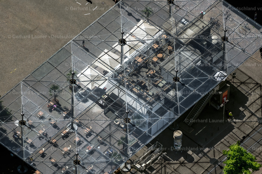 4029791 | BREMEN 01.06.2020 Tische und Sitzbänke der Freiluft- Gaststätten " ALEX Bremen Domshof " im Ortsteil Altstadt in Bremen, Deutschland. Weiterführende Informationen bei: ALEX Gaststätten Gesellschaft mbH & Co. KG. // Tables and benches of open-air restaurants " ALEX Bremen Domshof " in the district Altstadt in Bremen, Germany. Further information at: ALEX Gaststaetten Gesellschaft mbH & Co. KG. Foto: Gerhard Launer