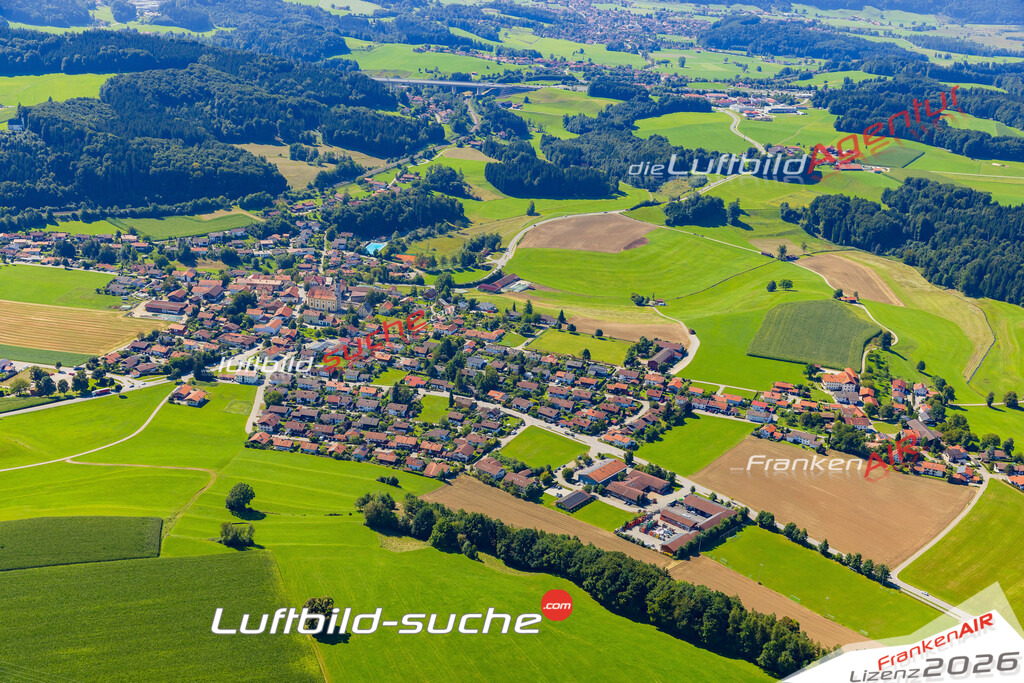 Luftaufnahme der Stadt Vachendorf - Die Luftaufnahme wurde 2025 vom UL-Flugzeug heraus erstellt ( keine Drohne ) - Hochauflösende Luftaufnahme - für professionelle Ausdrucke geeignet. Die Geschenkidee !Mit Lizenz und Bildrechte bestellbar