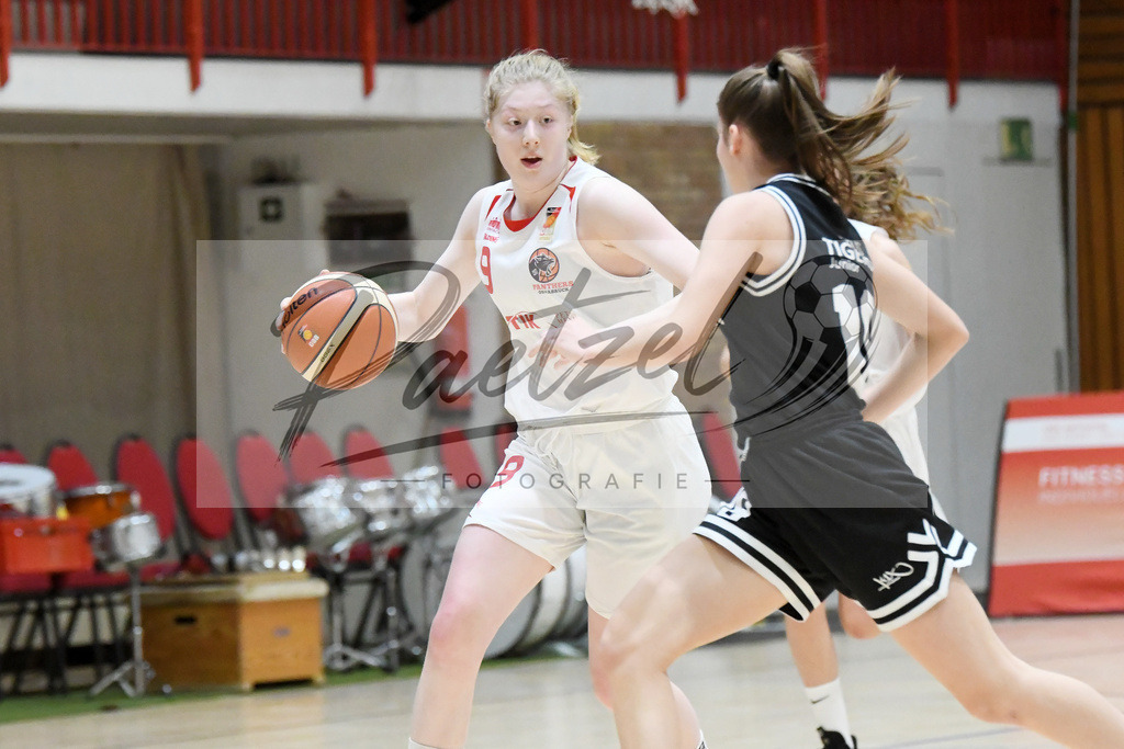 20200126_OSCTGN_0037 | Basketball, Juniorinnen: Frieda Bühner (OSC Junior Panthers) in Aktion, am Ball, Einzelaktion beim Spiel der WNBL zwischen OSC Junior Panthers vs. TG Neuss Junior Tigers am 26.01.2020 im Panthers Dome in Osnabrück, Deutschland.(Foto von Nico Paetzel) - Realisiert mit Pictrs.com