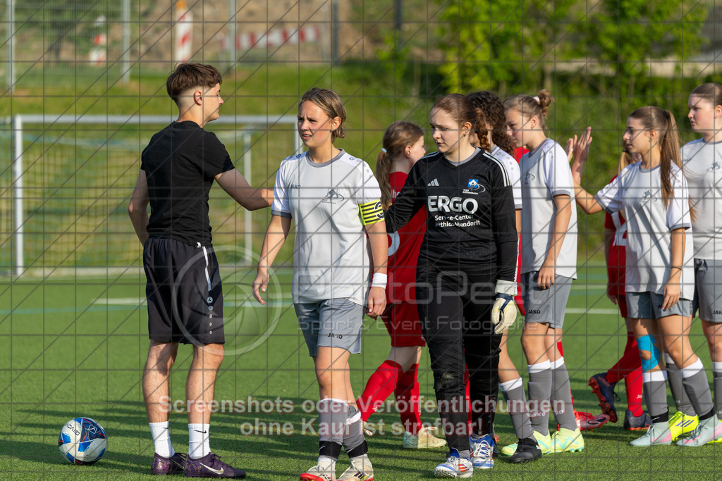 20260508_183404_0057_(c)_by_PhotoPeet | #,TSV Eschenbach (hell) vs. TSV Weilheim (rot), Fußball, C-Juniorinnen Kreisstaffel 2, Bezirk Neckar/Fils, 07.Spieltag,  Saison 2025/2026, Kunstrasenplatz, Schlater Straße, 73107 Eschenbach, 08.05.2026 - 18:30 Uhr,Foto: PhotoPeet / Sport- &amp; Eventfotografie / Peter Harich