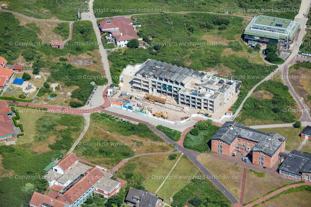 Langeoog_ELS_0963250622 | LANGEOOG 25.06.2022 Neubau- Baustelle der Hotelanlage in Langeoog auf der Insel Langeoog im Bundesland Niedersachsen, Deutschland. // New construction site the hotel complex in Langeoog on island Langeoog in the state Lower Saxony, Germany. Foto: Martin Elsen