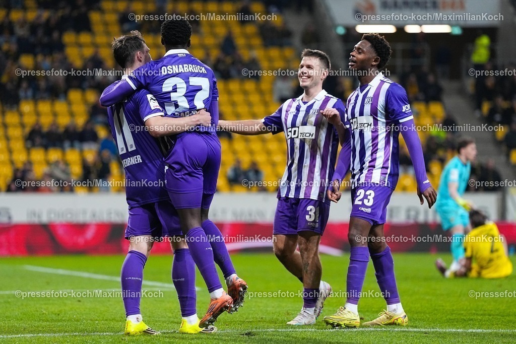 xYDRx17012601058 | 17.01.2026, xydrx, Fußball, 3.Liga, TSV Alemannia Aachen - VfL Osnabrück, Saison 2025 2026, Tivoli: Torjubel nach dem Tor zum 3:0 für den VfL Osnabrück durch Torschütze Robin Meißnern (VfL Osnabrück #11) zusammen mit Ismail Badjie (VfL Osnabrück #37) und Frederik Christensen (fFL Osnabrück #3) und Tony Lesueur (VfL Osnabrück #23)      DFB regulations prohibit any use of photographs as image sequences and or quasi-video. Photo: xYannisxDreimannxPressefotoKochx