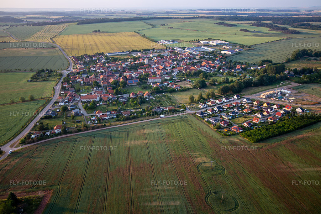 Luftbild: Ortsansicht von Südwesten im Ortsteil Warnstedt in Thale im Bundesland Sachsen-Anhalt in Deutschland. Foto: IMG_136546.jpg vom 17.06.2023 durch Werner Riehm/FLY-FOTO.de