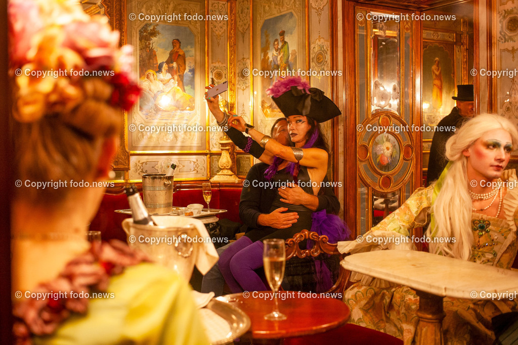 Venedig_ Stadtansichten_ Karneval_ 11.02.2024-3 | 11.02.2024, Italien, ITA, Venetien, Venedig, im Bild Venedig, Stadtansichten, Touristen, Reisefeature, Karneval, Reise, Venedig, Venezia, Venetien, Stadtansicht, Campanile, Canale Grande, Markusplatz, Markuskirche, Touristen, Gendel, Gondolere, Faehre, Motorboot, Wassertaxi, Vaporetto, Adria, Lagune, Pfahlbauten, Bruecke, Rialtobruecke, La Gondola, Dogenpalast, Italien, Hochwasser, Creativ, Kreativ