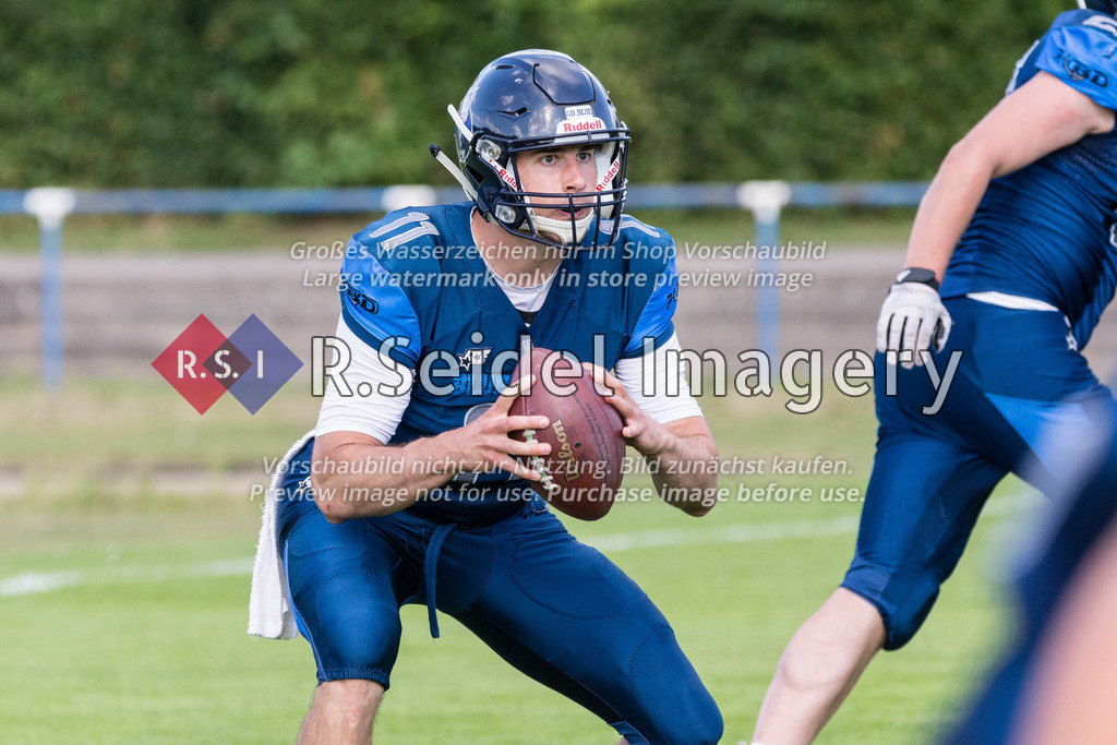 American Football, Saison 2022, Regionalliga Nord, Hamburg Blue Devils - Oldenburg Knights, Dr.-Hermann-Schnell-Sportplatz (Hamburg), 06.08.2022, 07. Gameweek | Leif Plagge (#11, Blue Devils, Quarterback)