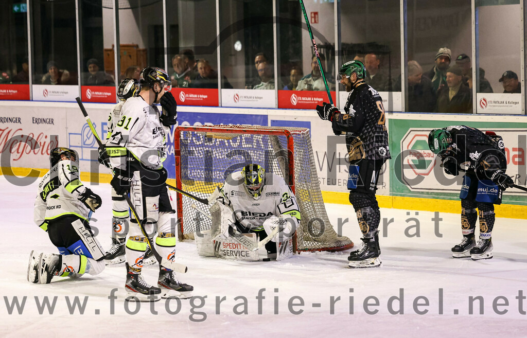 2024-02-16_109_TSV_Erding_gegen_ERSC_Amberg | Erding, Deutschland, 16.02.2024:
Eishockey, Bayernliga Playoffs 2023 / 2024, 1. Spieltag, TSV Erding gegen ERSC Amberg, Endergebnis: 1:2

Kevin Schmitt (ERSC Amberg, #19), Michael Kirchberger (ERSC Amberg, #91), Torwart Timon Bätge (ERSC Amberg, #31), Michael Trox (Erding Gladiators, #86), Erik Modlmayr (Erding Gladiators, #21)

Foto: Christian Riedel / fotografie-riedel.net