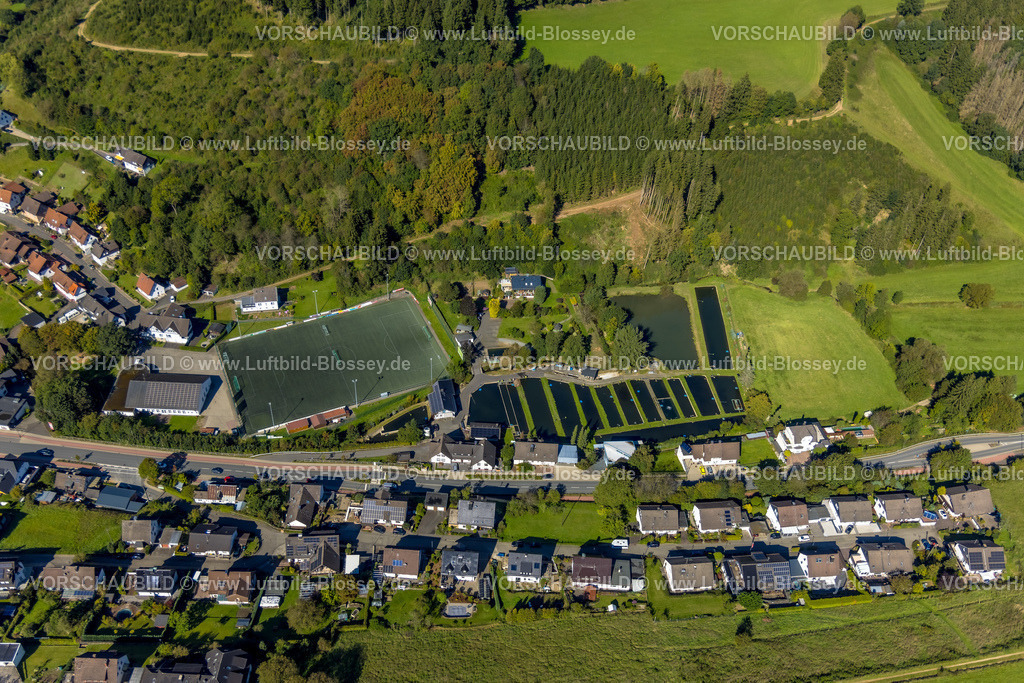 Lennestadt230909789Oberelspe | Luftbild, Sportplatz SV Oberelspe und Fischfarm Norbert Linn, Oberelspe, Lennestadt, Sauerland, Nordrhein-Westfalen, Deutschland