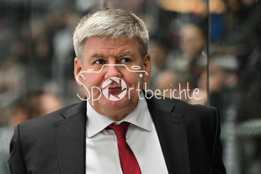 Augsburger Panther - Adler Mannheim | AUGSBURG, GERMANY - 28. DECEMBER: im Bild Bill PETERS Trainer Augsburger Panther / Einzelfoto / Freisteller während dem Match zwischen den Augsburger Panthern und den Adler Mannehim am 33. Spieltag der Penny DEL im Curt Frenzel Stadion