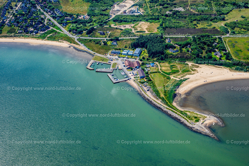 Sylt_Munkmarsch_ELS_6418210625 | MUNKMARSCH 21.06.2025 Yachthafen mit Sportboot- Anlegestellen und Bootsliegeplätzen am Uferbereich der Nordsee in Munkmarsch auf der Insel Sylt im Bundesland Schleswig-Holstein, Deutschland. // Pleasure boat marina with docks and moorings on the shore area northern sea in Munkmarsch at the island Sylt in the state Schleswig-Holstein, Germany. Foto: Martin Elsen
