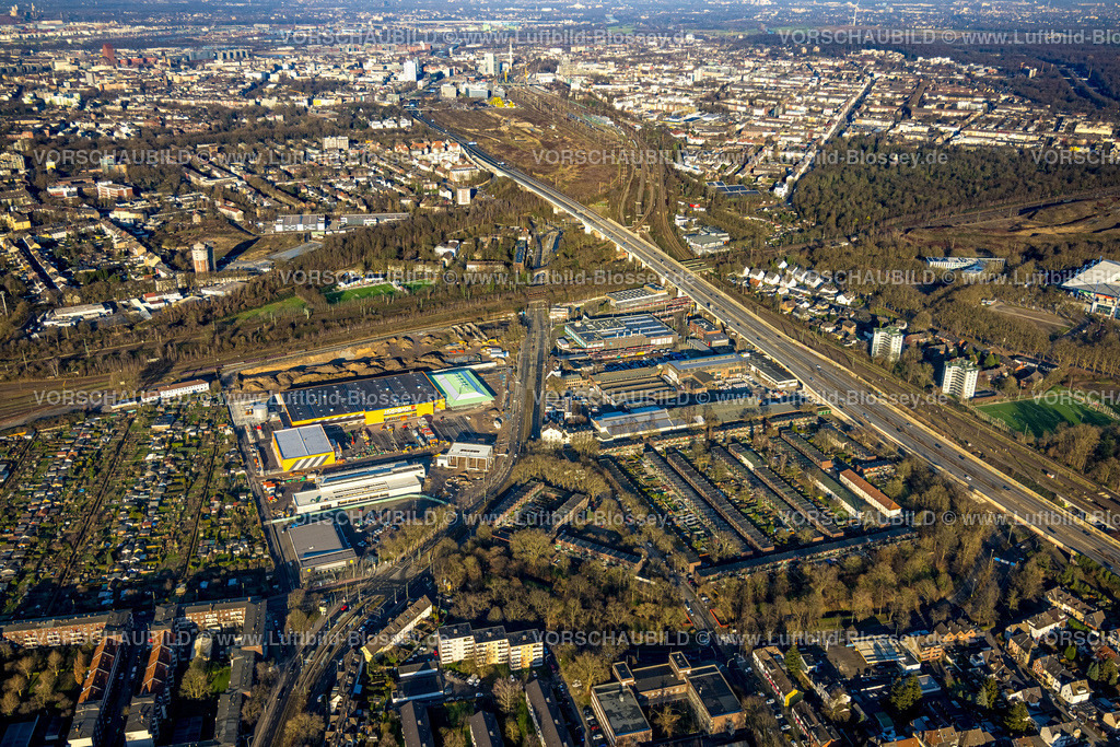Duisburg241202164 | Luftbild, Baugebiet der ehemaligen RHI Didier-Werke, Hornbach Baumarkt, zwischen Gießingstraße und Düsseldorfer Straße, DVG Straßenbahn Stadtbahn Betriebshof, Wanheimerort, Duisburg, Ruhrgebiet, Nordrhein-Westfalen, Deutschland