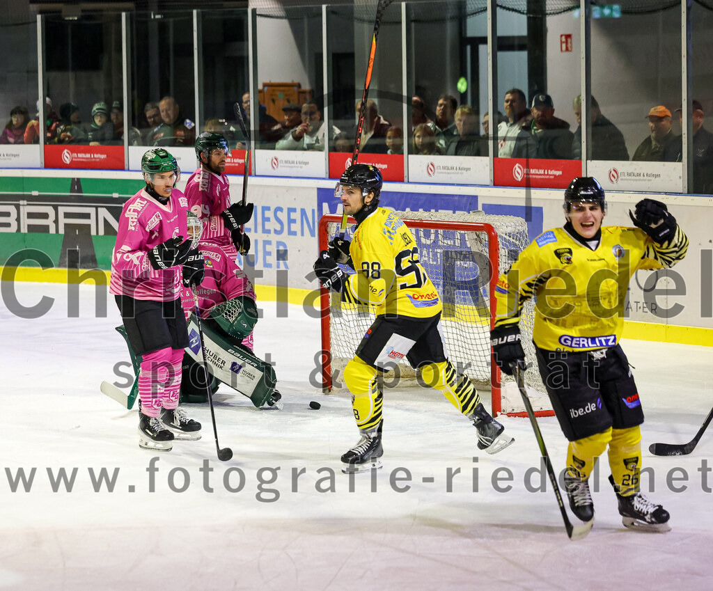 2025-10-10_088_TSV_Erding_gegen_onesto_Tigers_Bayreuth | Erding, Deutschland, 10.10.2025:Eishockey, Oberliga Süd 2025 / 2026, 7. Spieltag, TSV Erding gegen onesto Tigers Bayreuth, Endergebnis: 2:5Louis Trattner (Erding Gladiators, #7), Torwart Leon Meder (Erding Gladiators, #39), Grady Hobbs (Erding Gladiators, #22), Florian Lüsch (onesto Tigers Bayreuth, #98), Lennard Habeck (onesto Tigers Bayreuth, #26)Foto: Christian Riedel / fotografie-riedel.net
