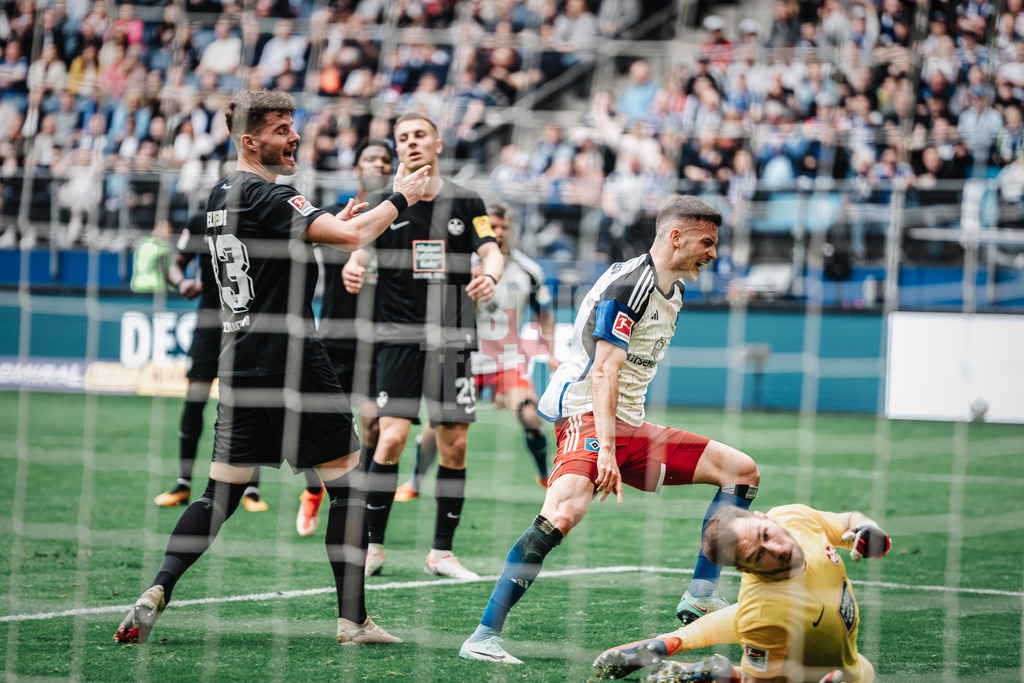 Fußball | Männer | Saison 2023/2024 | 2. Fußball-Bundesliga | 28. Spieltag | Hamburger SV vs. 1. FC Kaiserslautern | 06.04.2024 | Laszlo Benes (#8, HSV) jubelt über sein Tor, Jan Elvedi (#33, 1. FC Kaiserslautern) ärgert sich links