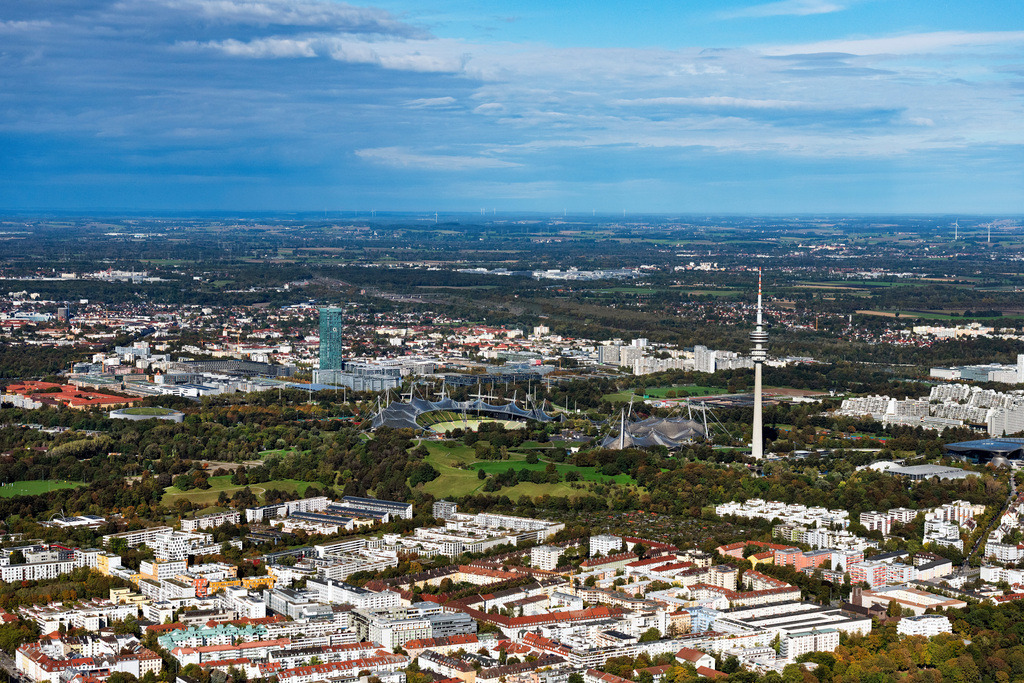 dr__0054352.jpg | MüNCHEN 07.10.2024 Parkanlage des Olympiapark mit den Hügel des "Olympiaberg" am Olympiasee im Ortsteil Neuhausen-Nymphenburg in München im Bundesland Bayern, Deutschland. Weiterführende Informationen bei: Olympiapark München GmbH. // Park of the Olympiapark overlooking the hill of the "Olympiaberg" in the district Neuhausen-Nymphenburg in Munich in the state Bavaria, Germany. Further information at: Olympiapark Muenchen GmbH. Foto: Daniel Reiter