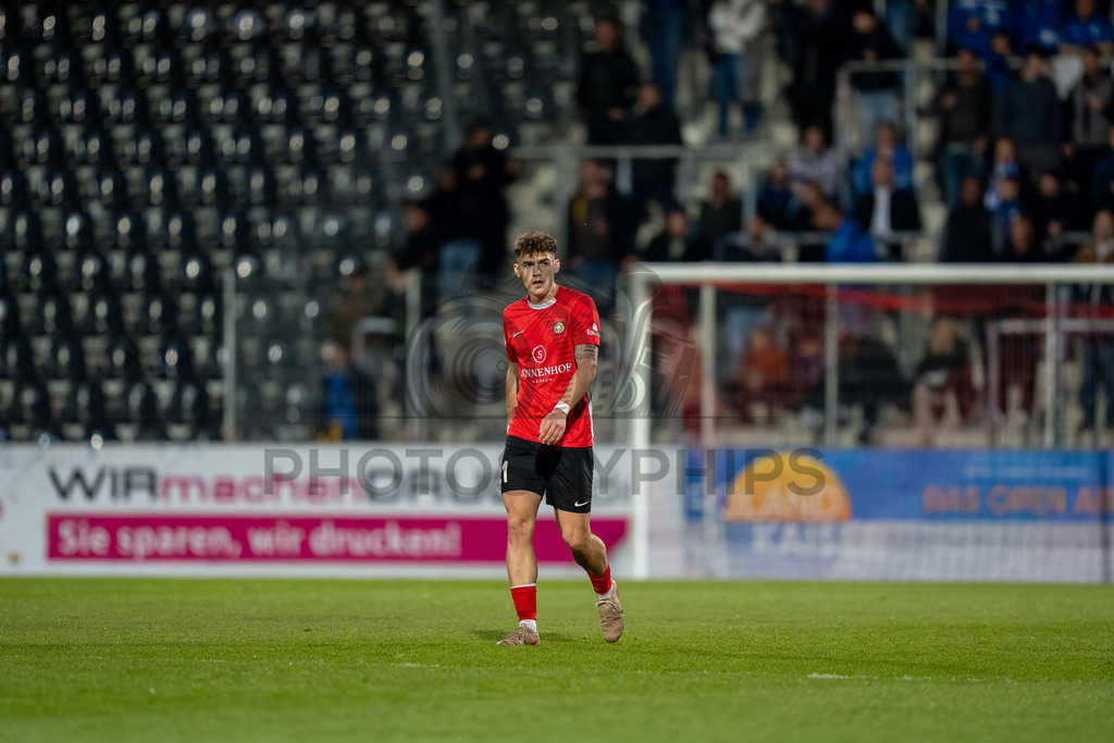 SG Sonnenhof Großaspach vs. SGV Freiberg, Fussball, Regionalliga Suedwest, 30. Spieltag, 22.04.2026 | Luca Molinari (SG Sonnenhof Großaspach, #21),SG Sonnenhof Großaspach vs. SGV Freiberg, Fussball, Regionalliga Suedwest, 30. Spieltag, 22.04.2026