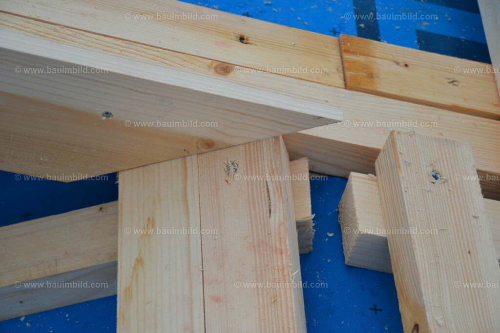 bib-lg09-holzbau-0197 | Nach LV-Leistungsgruppen sortierte Detailfotos über den Bau eines Hauses. Alle Hausbau-Bilder direkt vom Urheber und Autor der Website Haus-Selber-Bauen.com