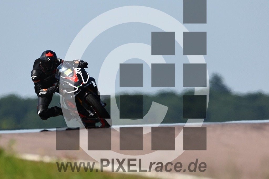 0723-20250621_01256 | Schöne Erinnerungen an spannende Momente - das festzuhalten ist unser Job. PIXELrace.de ist seit 2003 auf den Rennstrecken Europas unterwegs um die Action draußen beim Fahren und die wunderbare Stimmung imm Fahrerlager für euch einzufangen.