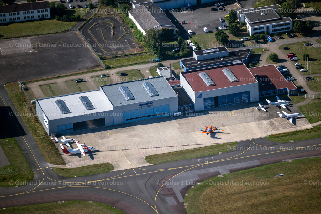 4034896 | BRAUNSCHWEIG 31.07.2020 Hangar- Anlagen und Flugzeughallen zur Luftfahrzeugwartung am Flughafen im Ortsteil Kralenriede in Braunschweig im Bundesland Niedersachsen, Deutschland. // Hangar equipment and aircraft hangars for aircraft maintenance on airport in the district Kralenriede in Brunswick in the state Lower Saxony, Germany. Foto: Gerhard Launer