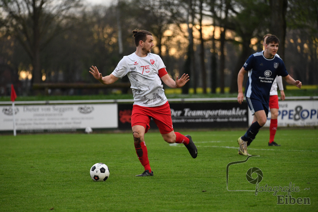 SV Eintracht Wiefelstede-VFL Bad Zwischenahn | Herren Kreisliga; SV Eintracht Wiefelstede (weiß)-VFL Bad Zwischenahn (blau) am 09.04.2024; in Wiefelstede (Sportanlage Am Breeden), Photo: Philip Eiben 2024 - Realisiert mit Pictrs.com