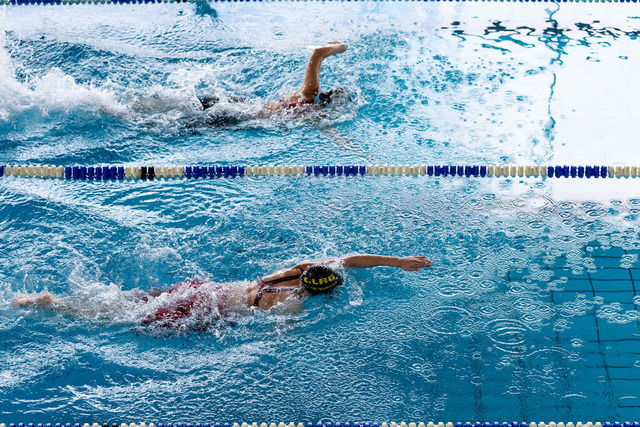 DLRG, Wettkampf, Rettungssport, Landesverbandsmeisterschaften 2026 13.06.2026 | Bedburg, Deutschland - June, 13: Unger, Sarah (rechts) aus dem Verein DLRG Moenchengladbach und Aehling, Emma (links) aus dem Verein DLRG Hochneukirch im Lauf Nr. 67 der Landesverbandsmeisterschaften 2026 im MonteMare Bedburg. In dem Lauf Nr. 67 traten die Teilnehmenden in der Disziplin 50 m kombinierte Rettungsübung gegeneinander an. (Foto: Benedikt Lang (DLRG) - Realisiert mit Pictrs.com