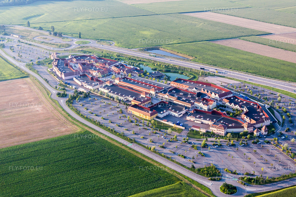 Vue aérienne: Centre commercial Roppenheim The Style Outlets à Roppenheim dans le département Bas Rhin, France – .Photo: IMG_093089.jpg prise le 16/08/2016 par Werner Riehm/FLY-FOTO.eu – Résolution de l'original: 5472 x 3648 px – The Style Outlets Roppenheim