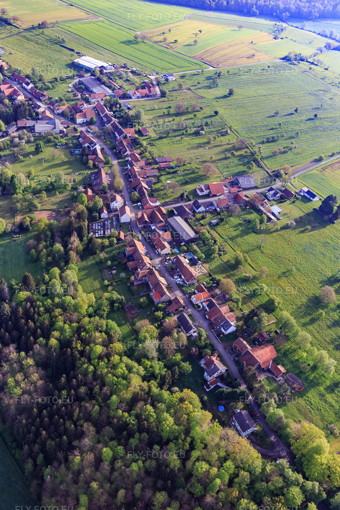 Vue aérienne: Vue de la ville depuis le sud à Ratzwiller dans le département Bas Rhin, France – .Photo: IMG_140645.jpg prise le 01/05/2024 par Werner Riehm/FLY-FOTO.eu – Résolution de l'original: 3648 x 5472 px