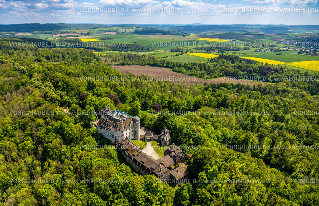 Brakel240504794SchlossHinnenburg | Luftbild, Schloss Hinnenburg auf einer Bergkuppe im Waldgebiet, Privatbesitz der Familie von der Asseburg-Falkenstein-Rothkirch, Fernsicht mit blauem Himmel und Wolken, Hinnenburg, Brakel, Ostwestfalen, Nordrhein-Westfalen, Deutschland