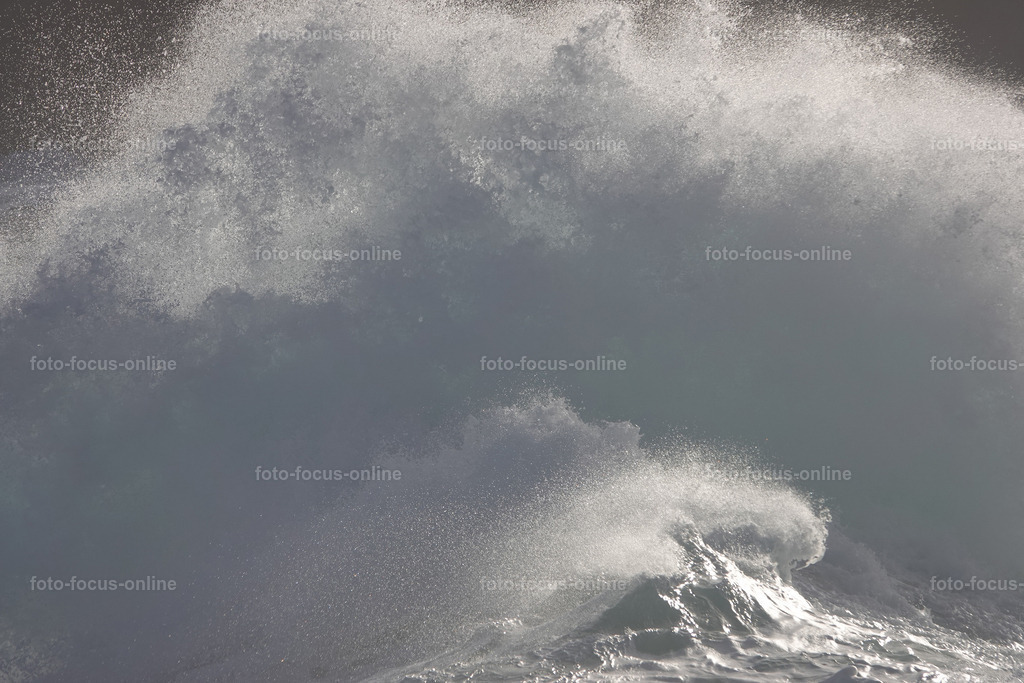 Battling waves | Bid waves in the stormy Atlantic