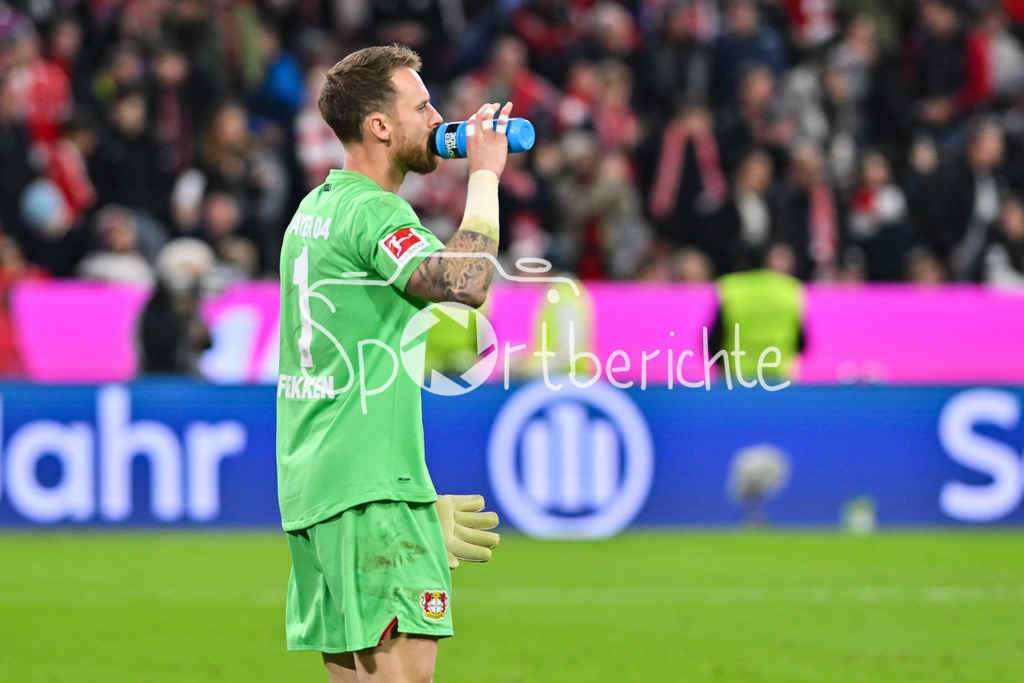 FC Bayern München - Bayer 04 Leverkusen | MüNCHEN, DEUTSCHLAND - 1. NOVEMBER: ein enttäuschter Mark FLEKKEN (Bayer Leverkusen 1) Einzelfoto / Freisteller während dem Bundesligamatch zwischen dem FC Bayern München und Bayer 04 Leverkusen am 9. Spieltag in der Allianz Arena am 1. November 2025 in München, Germany / DFL REGULATIONS PROHIBIT ANY USE OF PHOTOGRAPHS AS IMAGE SEQUENCES AND/OR QUASI-VIDEO