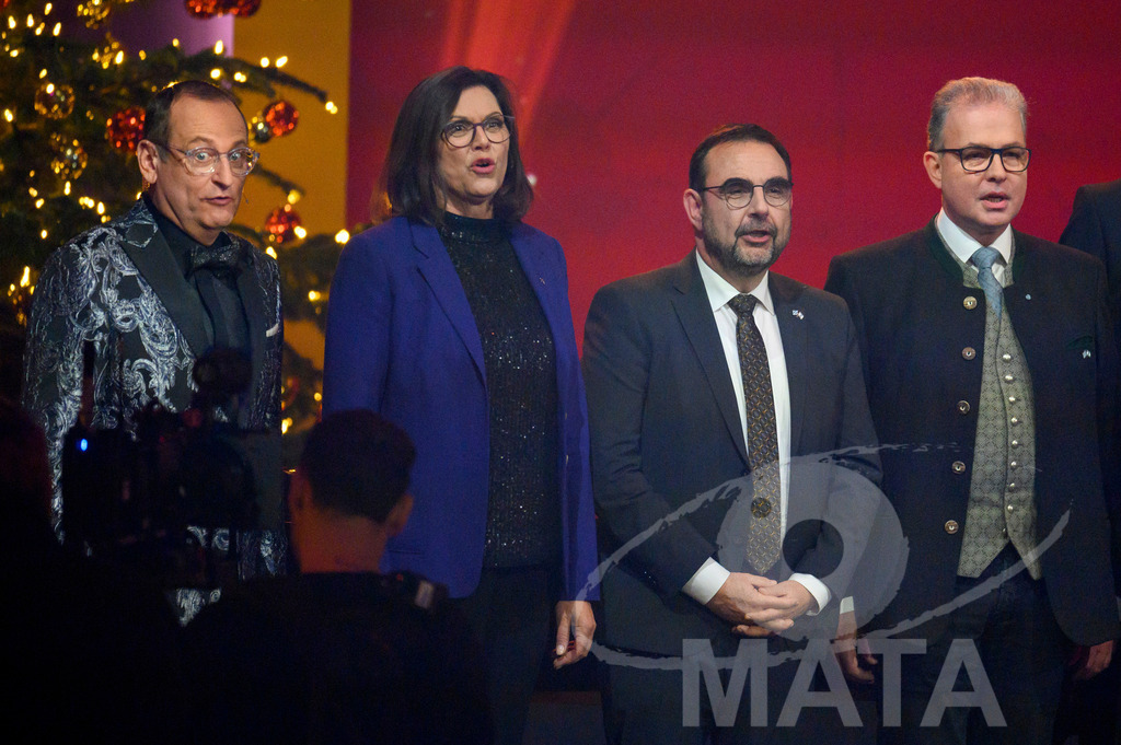 _DWA1709 | Volker Heißmann, Ilse Aigner (CSU, Landtagspräsidentin), Klaus Holetscheck (CSU, MdL) Florian Streibl (Frei Wähler, MdL) bei '30 Jahre Sternstunden-Gala 2023' in der Frankenhalle. Nürnberg, 15.12.2023 - Realisiert mit Pictrs.com