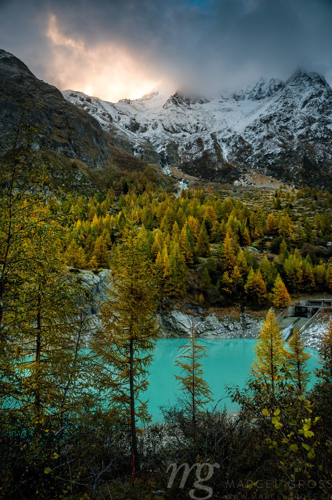 autumn valley at sunset in Valais | Die ideale Geschenkidee für Naturliebhaber. Naturbilder von Marcel Gross Photography für ihr Zuhause in den verschiedensten Formaten und Materialien. - Realisiert mit Pictrs.com